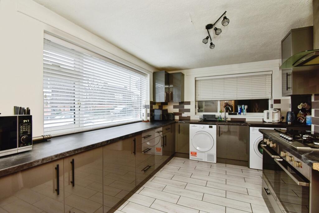 Cheltenham Grove, NEWCASTLE, Staffordshire, ST5 photo 3