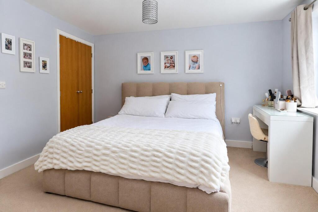 Apartment in Croydon - More