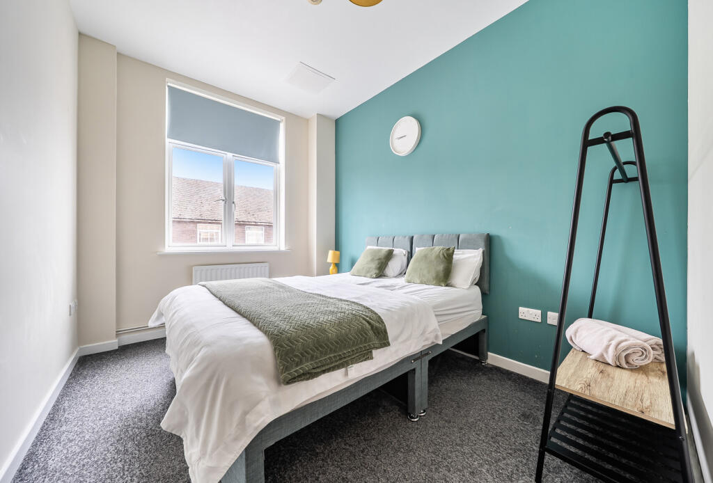 Apartment in Reigate and Banstead, Meath Green, Horley - More