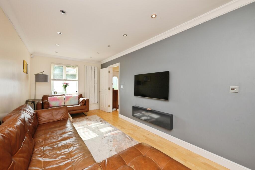 House in Welwyn Hatfield, Hertfordshire - View 4