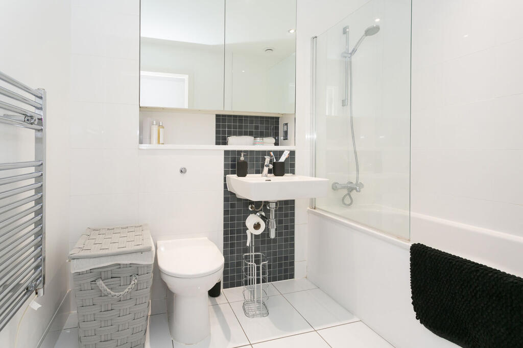 Apartment in Dacorum, Hertfordshire - View 5