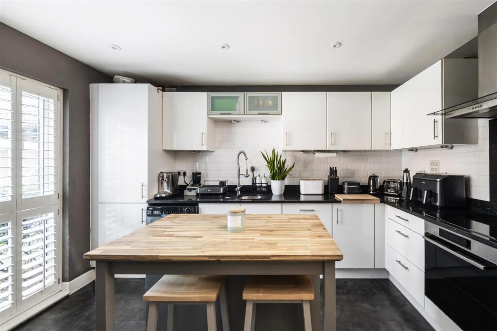 House in Reigate and Banstead, Merstham - View 4