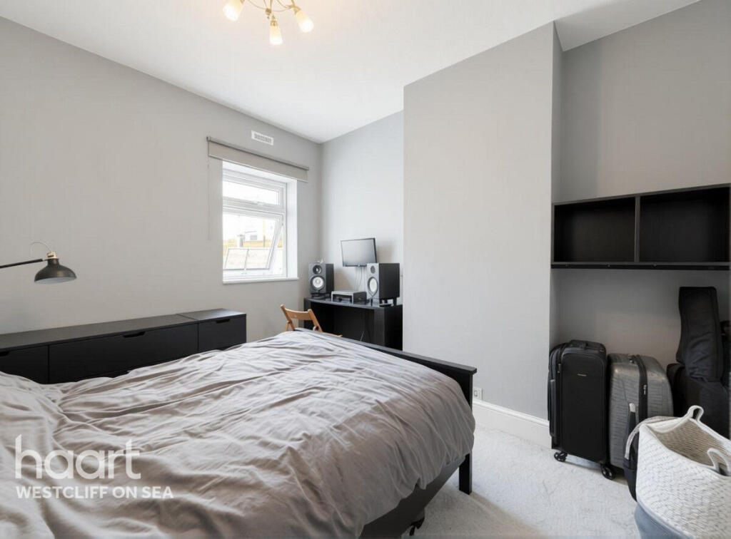 Apartment in Southend-on-Sea, Essex - View 4