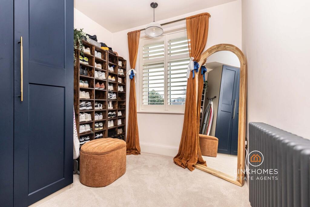 Queens Road, Poole, BH14 - More