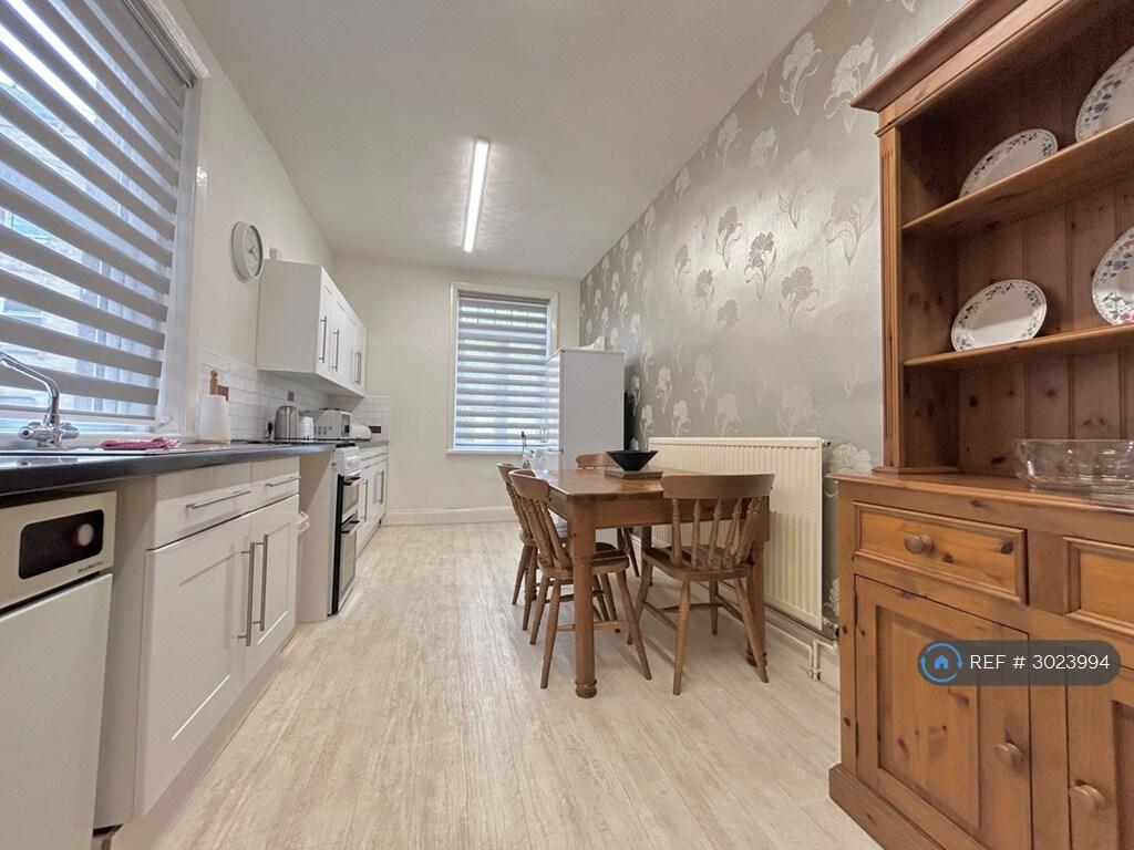 Apartment in Harrogate, Low Harrogate - View 5