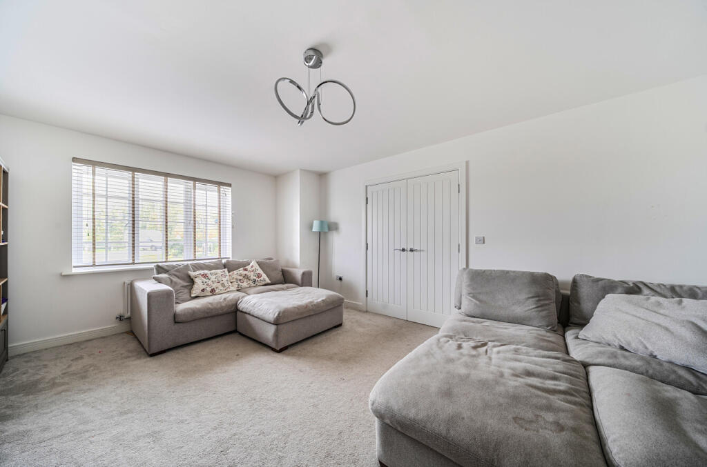 Dillmount Drive, Walton-On-Thames, Surrey, KT12 photo 2