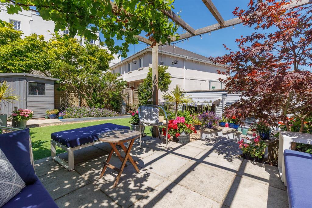 RARELY AVAILABLE IN OLD TOWN COWES - Bath Road, Cowes - View 4
