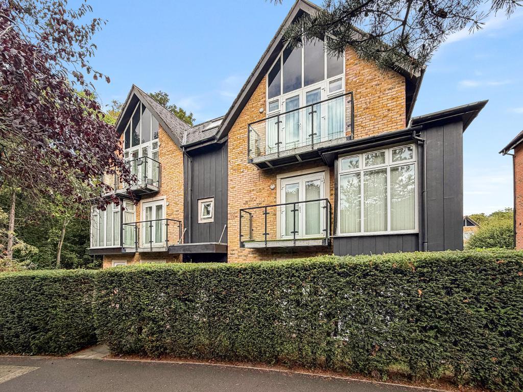 2-bed flat on Roundburrow Close, Warlingham, Surrey, CR6 9TT, £275,000