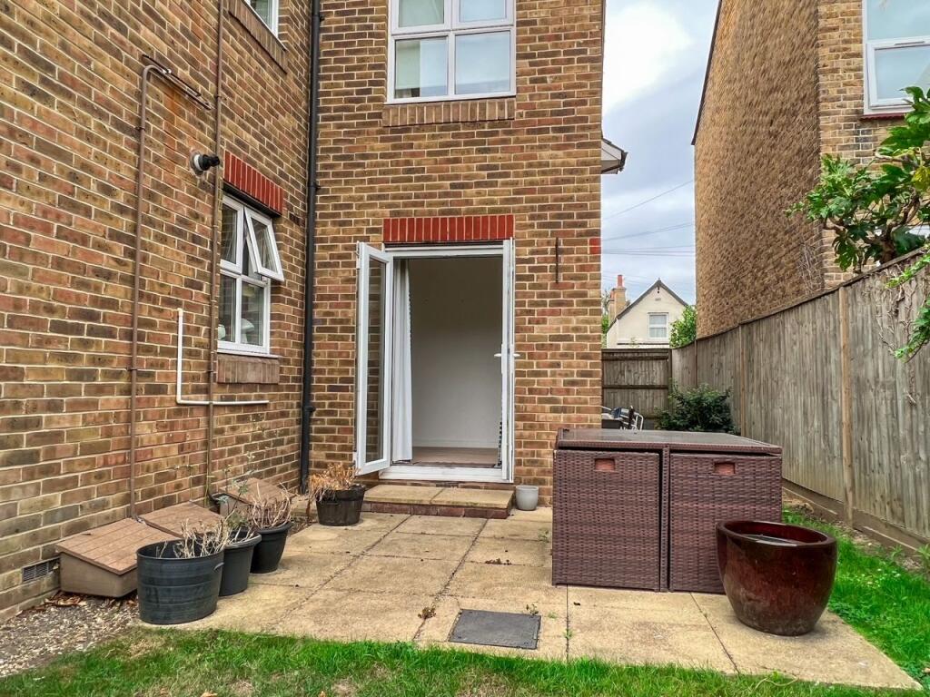 Apartment in Elmbridge, Molesey - View 3