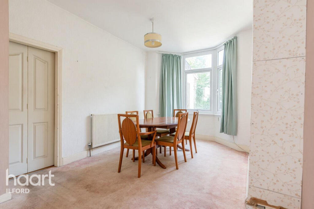 House in London, Loxford, Seven Kings - More
