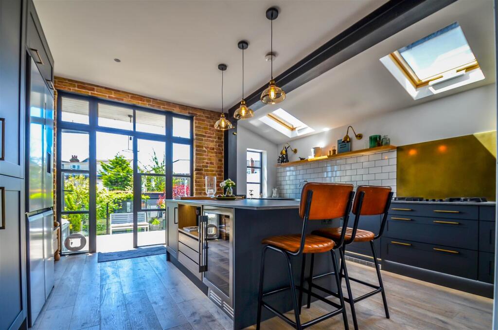 House in Southend-on-Sea, Leigh-on-Sea - More