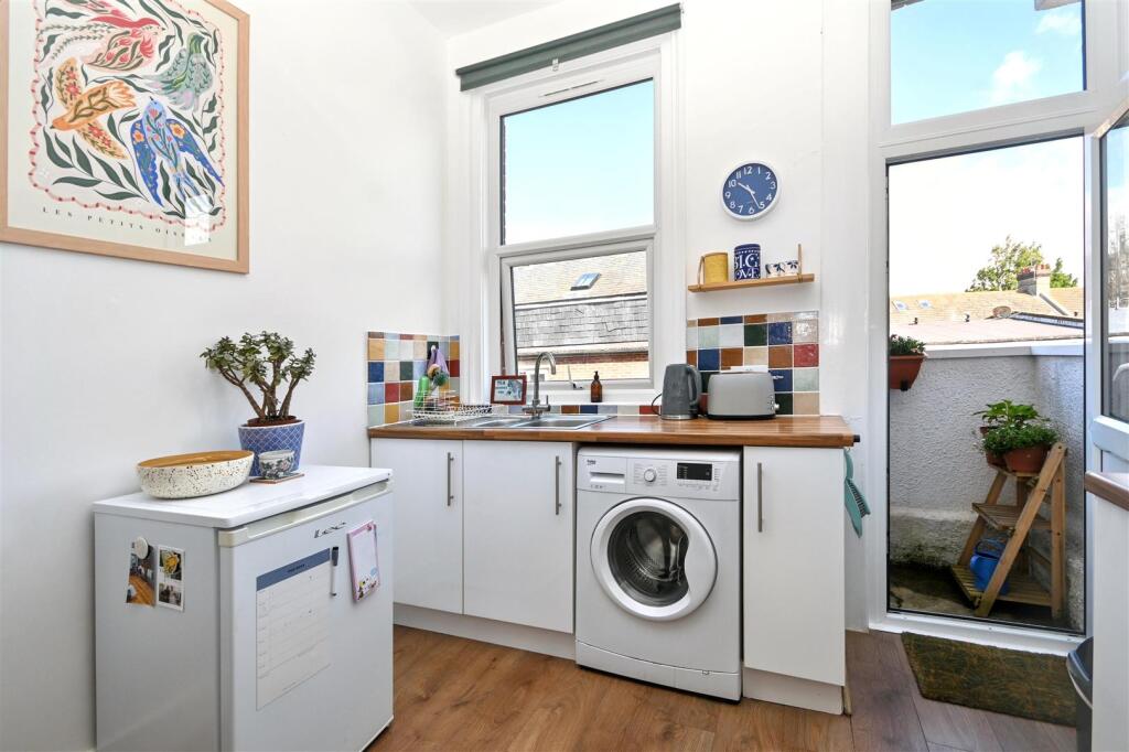 Apartment in Eastbourne, East Sussex - More
