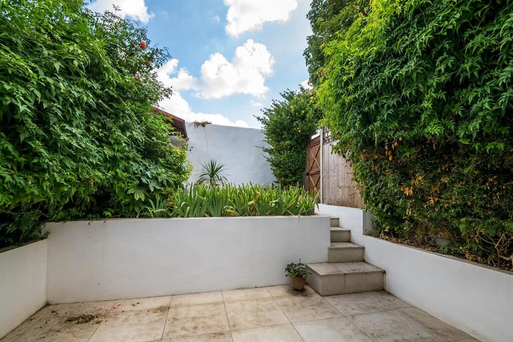 House in London, Bellenden - More