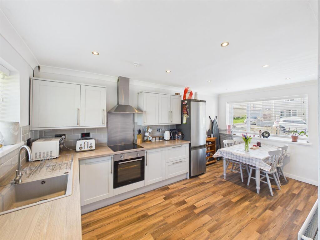 Main image of property: Rhosnewydd, Tumble, Llanelli