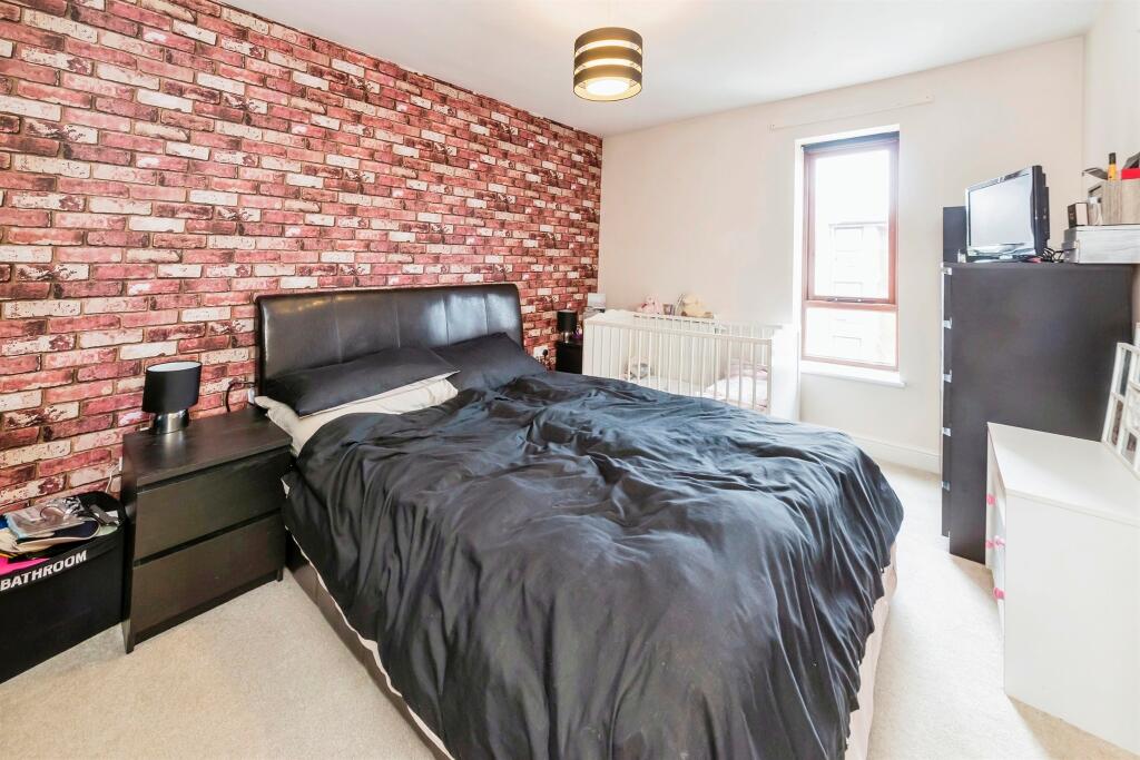 Apartment in Crawley, West Sussex - More