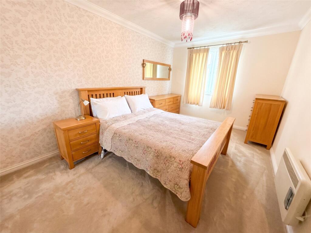 Apartment in Surrey Heath, Surrey - View 4
