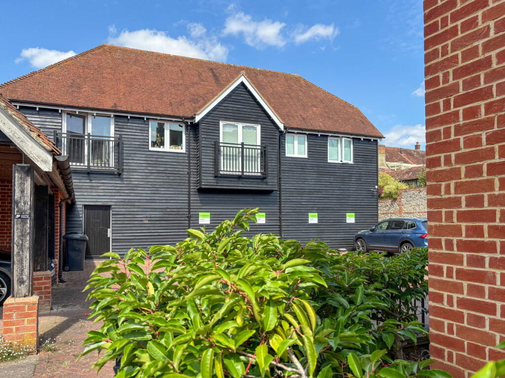2-bed flat on Hankins Court, Jacklyns Lane, Alresford, Hampshire, SO24 9FD, £210,000