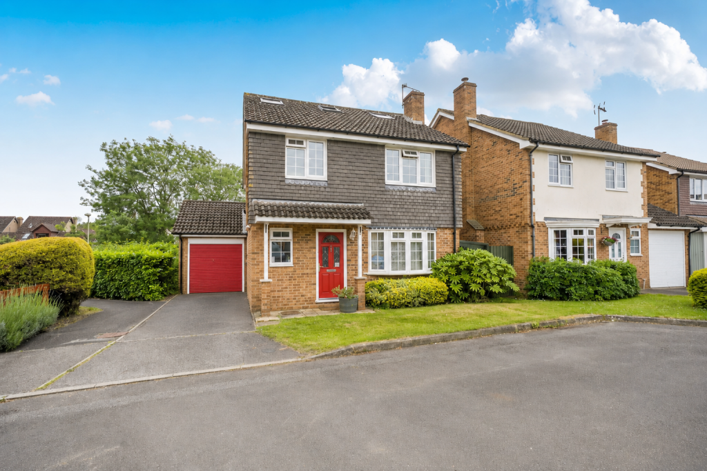 Main image of property: Saffron Close, Chineham RG24 8XQ