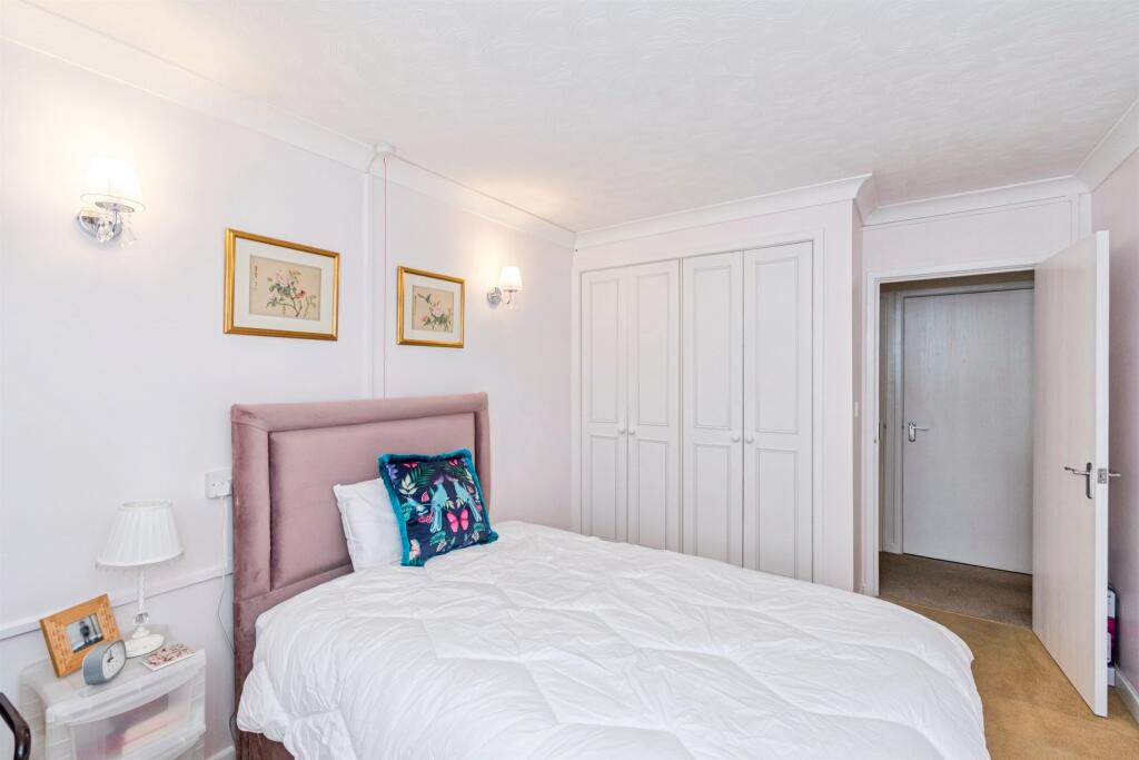 Apartment in Eastleigh, Hedge End - View 3