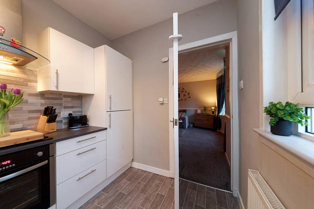 Apartment in Paisley, Renfrewshire - More