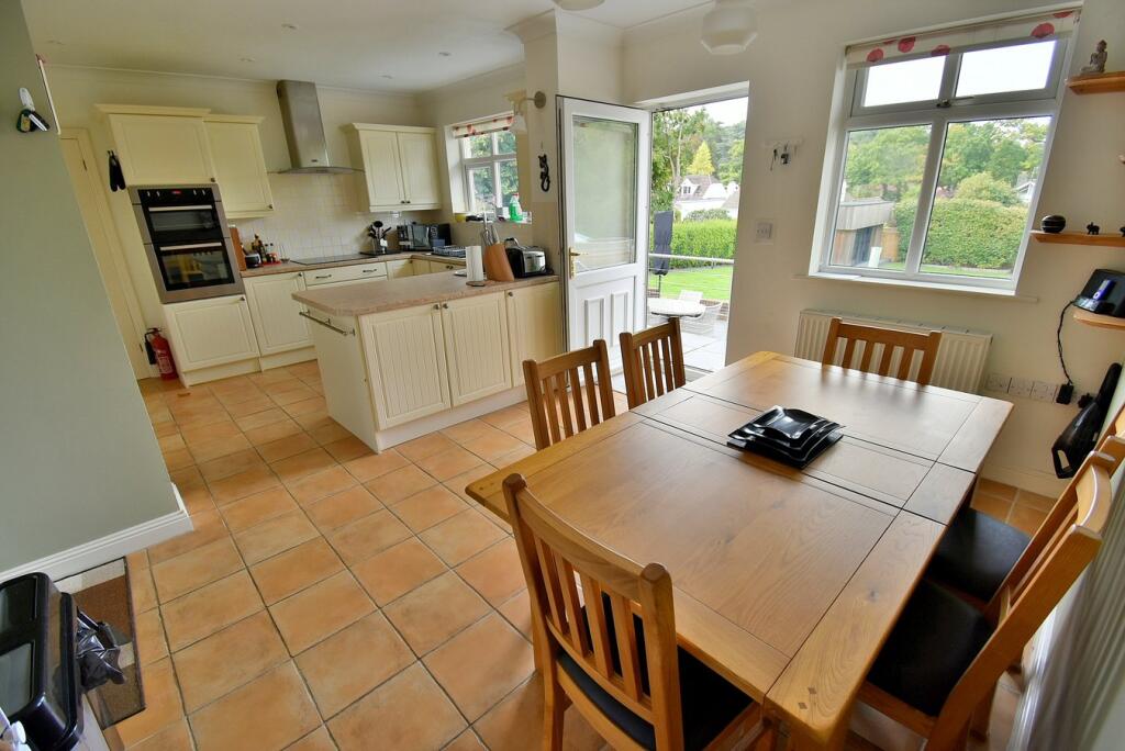 Martins Drive, Ferndown, BH22 photo 4