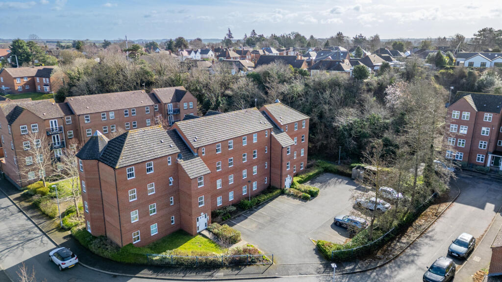 2-bed flat on Wenlock Drive, West Bridgford, Nottingham, £175,000