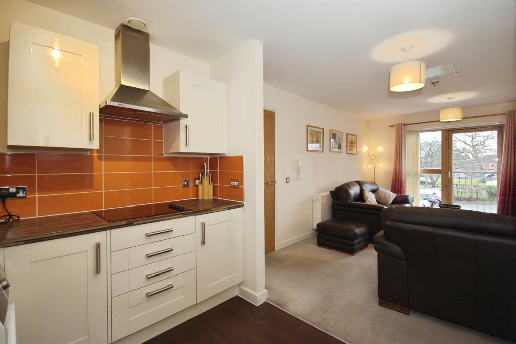 Apartment in Warwick, Royal Leamington Spa - View 3