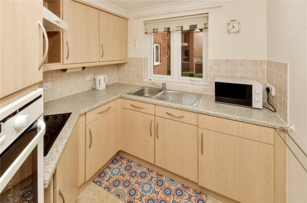 Apartment in Bournemouth, West Moors - View 3