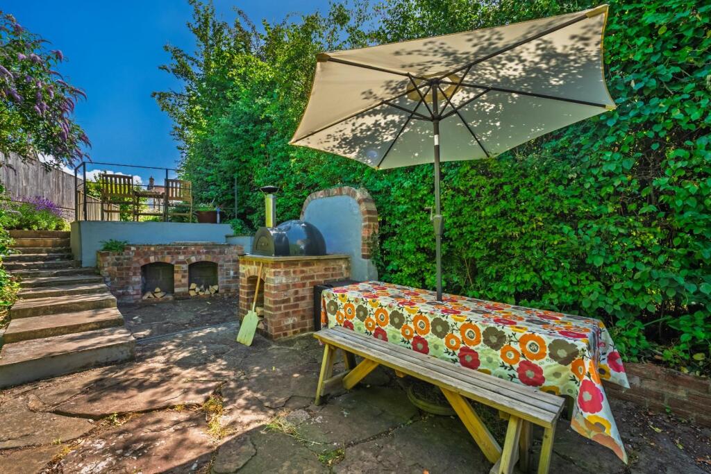 Charming cottage on Claverham Road photo 2