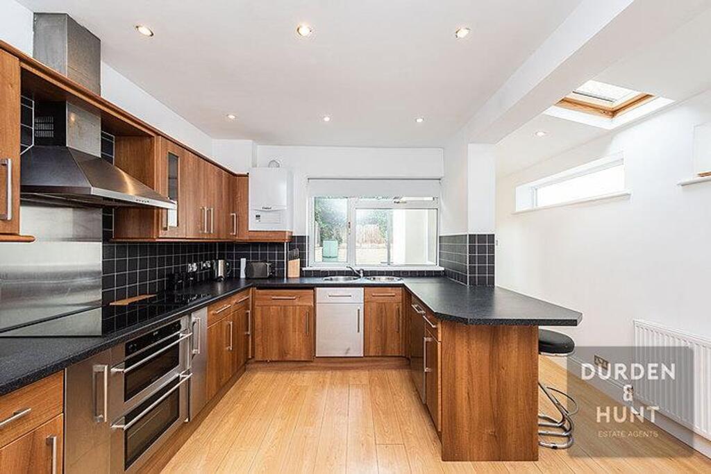 House in Epping Forest, Chigwell - View 3