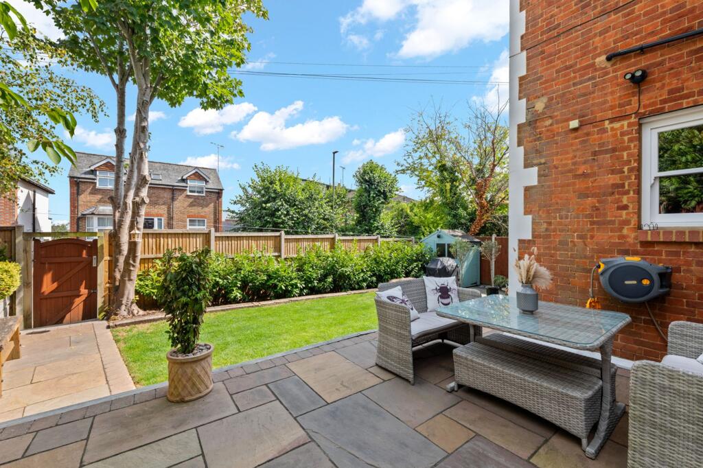 Apartment in Reigate and Banstead, Surrey - More