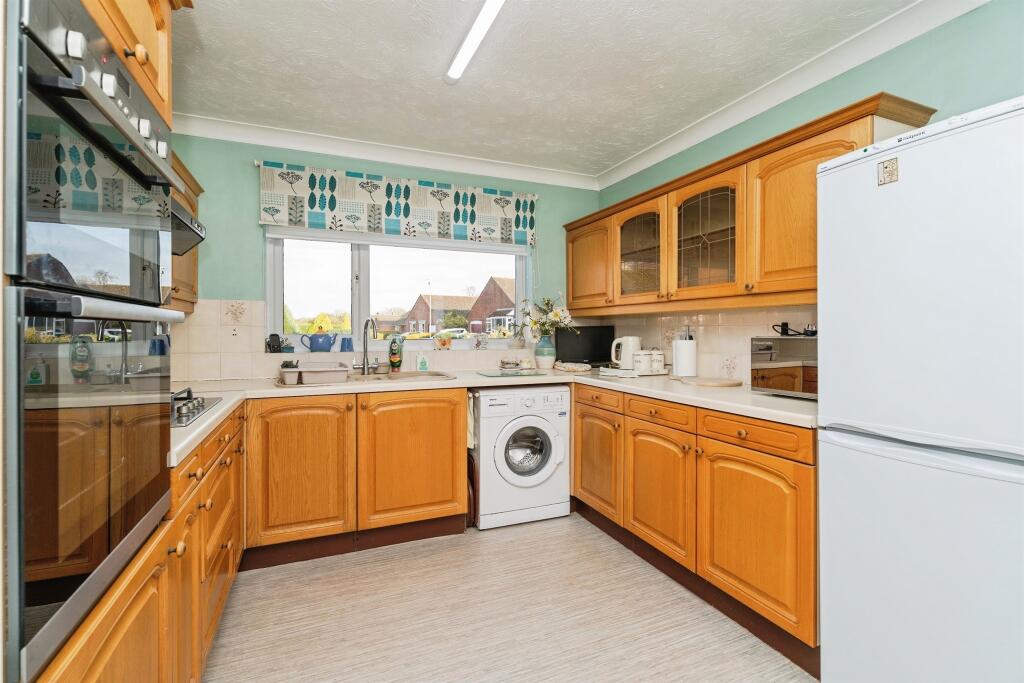 Meadow Close, Holt photo 4