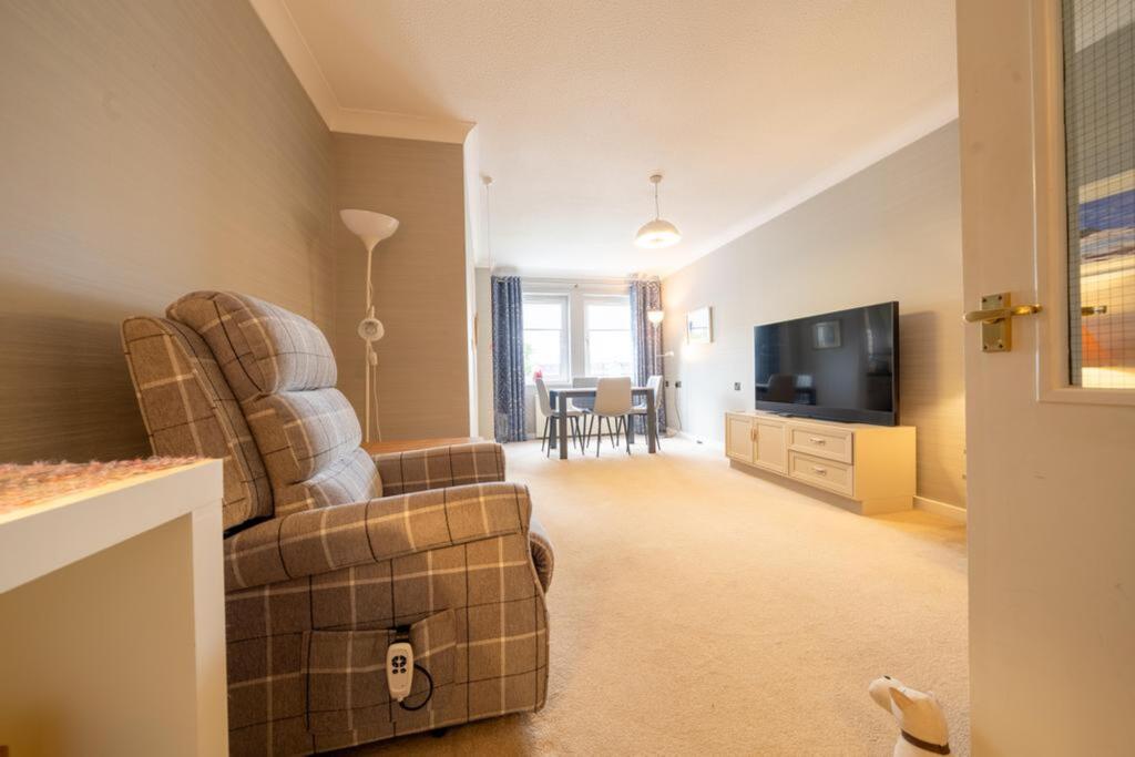 Muirfield Court, Muirend, G44 photo 4