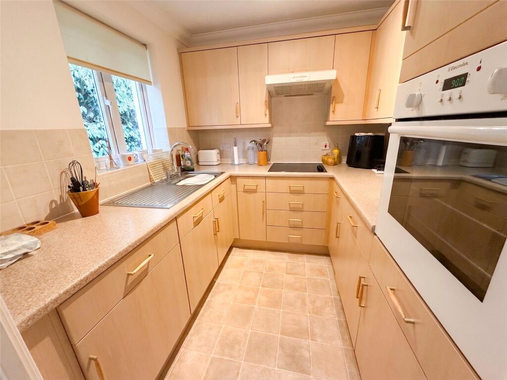 Apartment in Surrey Heath, Surrey - View 5