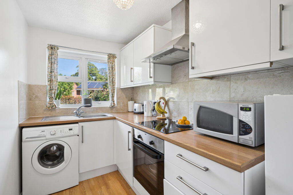 Apartment in Slough, Wooburn - View 3