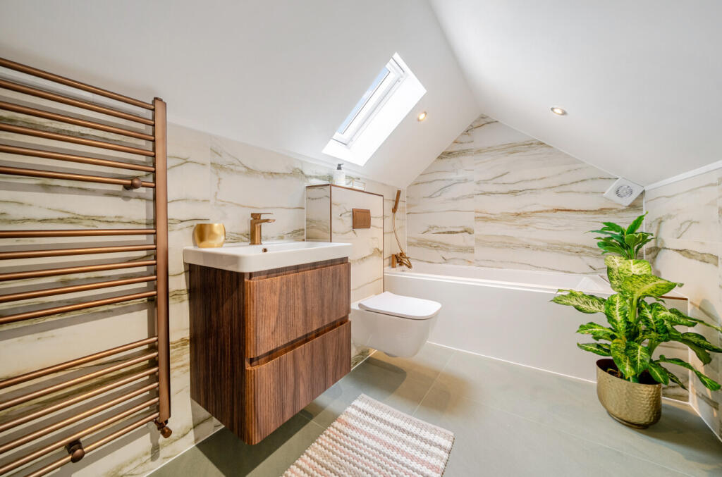 House in Orpington, Poverest, Petts Wood - More
