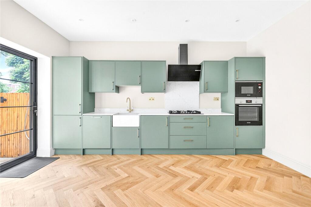 Clarendon Road, Walthamstow, London, E17 – další
