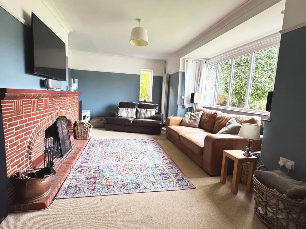 Cotswold Close, Staines-upon-Thames, Surrey, TW18 2DD photo 3