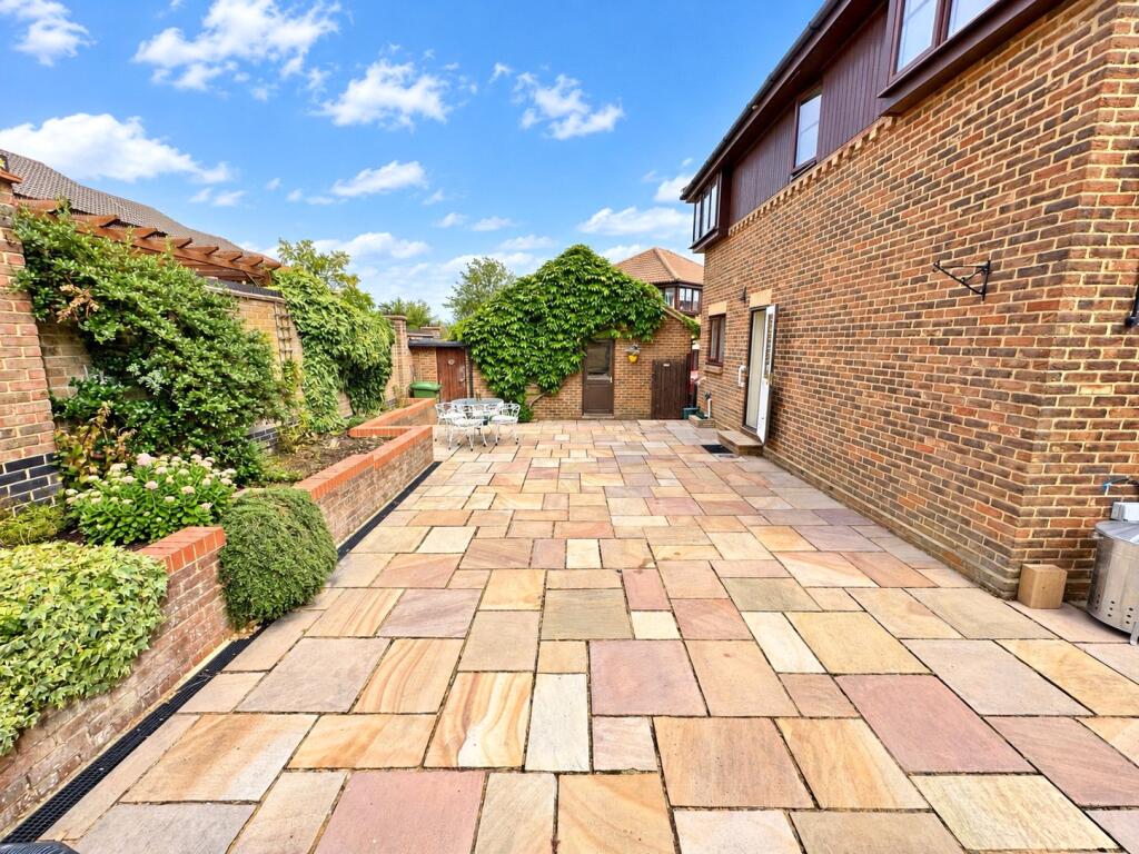 House in Basildon, Langdon Hills - View 2