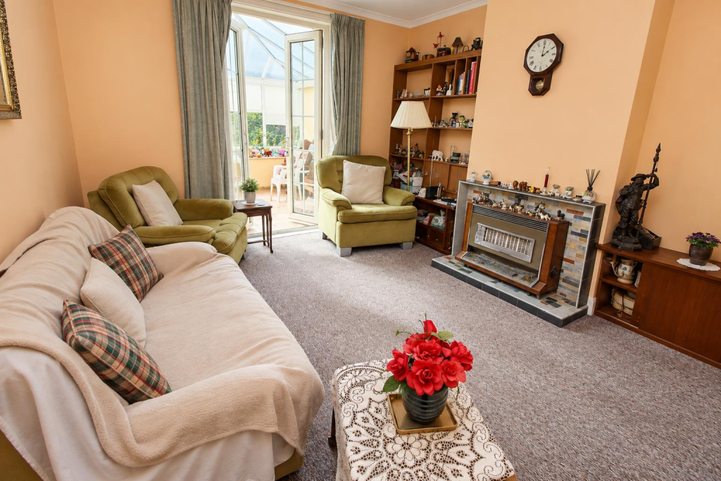 House in Reading, The Triangle, Tilehurst - View 4