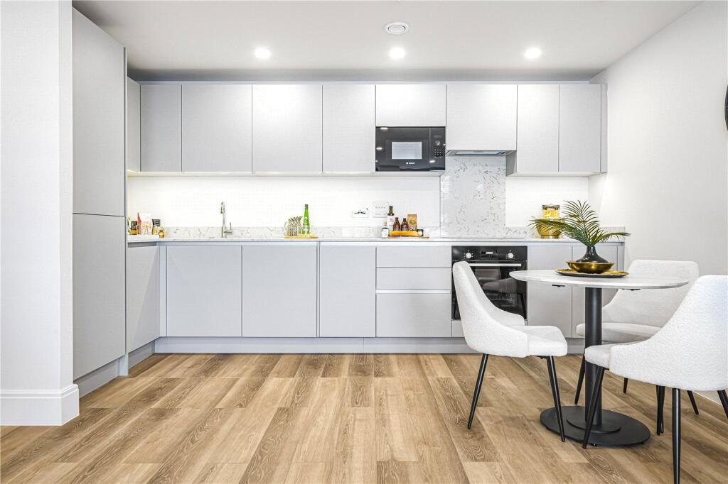 Apartment in Kingston upon Thames - View 4