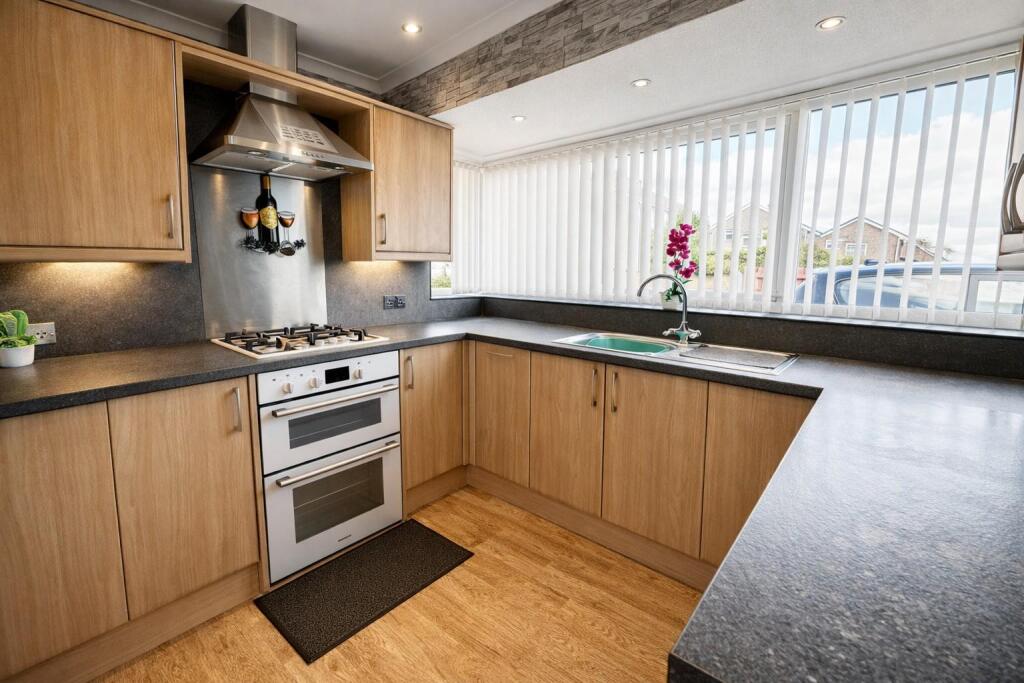 House in Calderdale, Illingworth - View 4