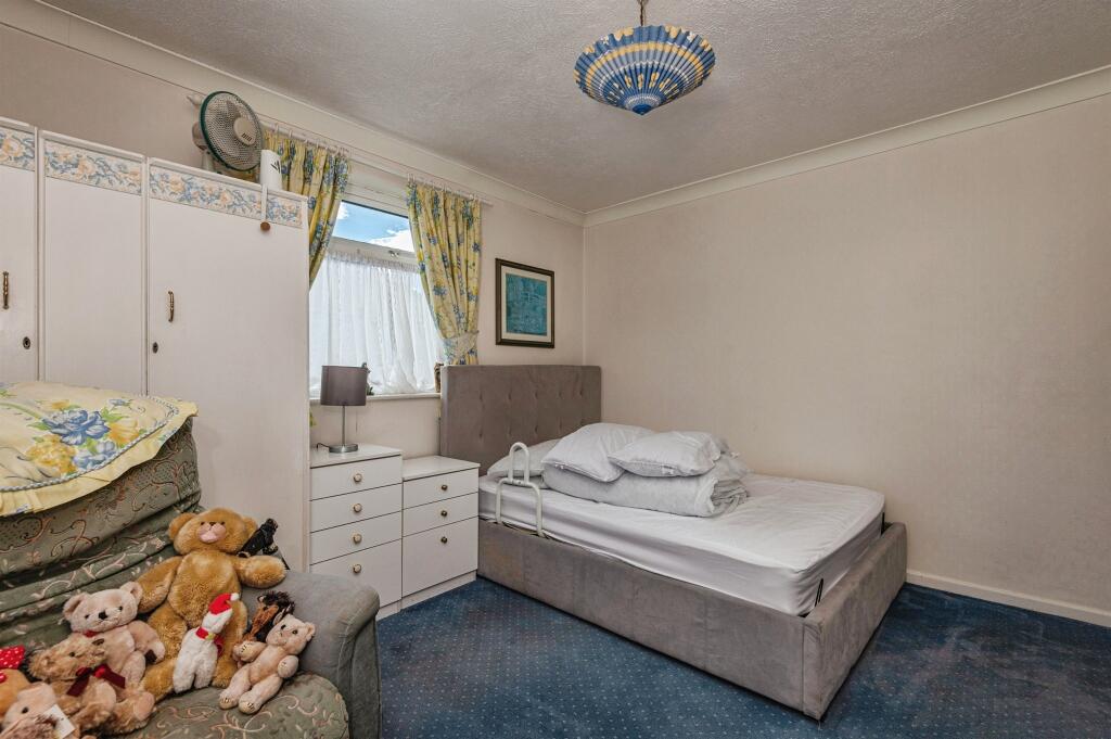 Boothroyd Drive, Huddersfield photo 4