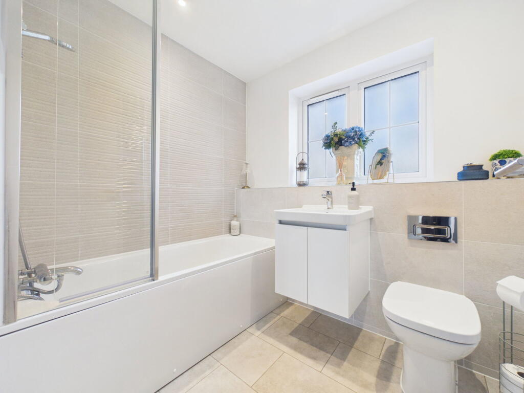 House in Arborfield Green, Finchampstead - More