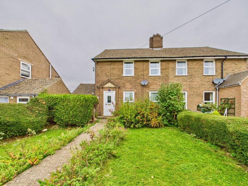 3-bed semi-detached on Cotswold Crescent, Chipping Norton, £300,000