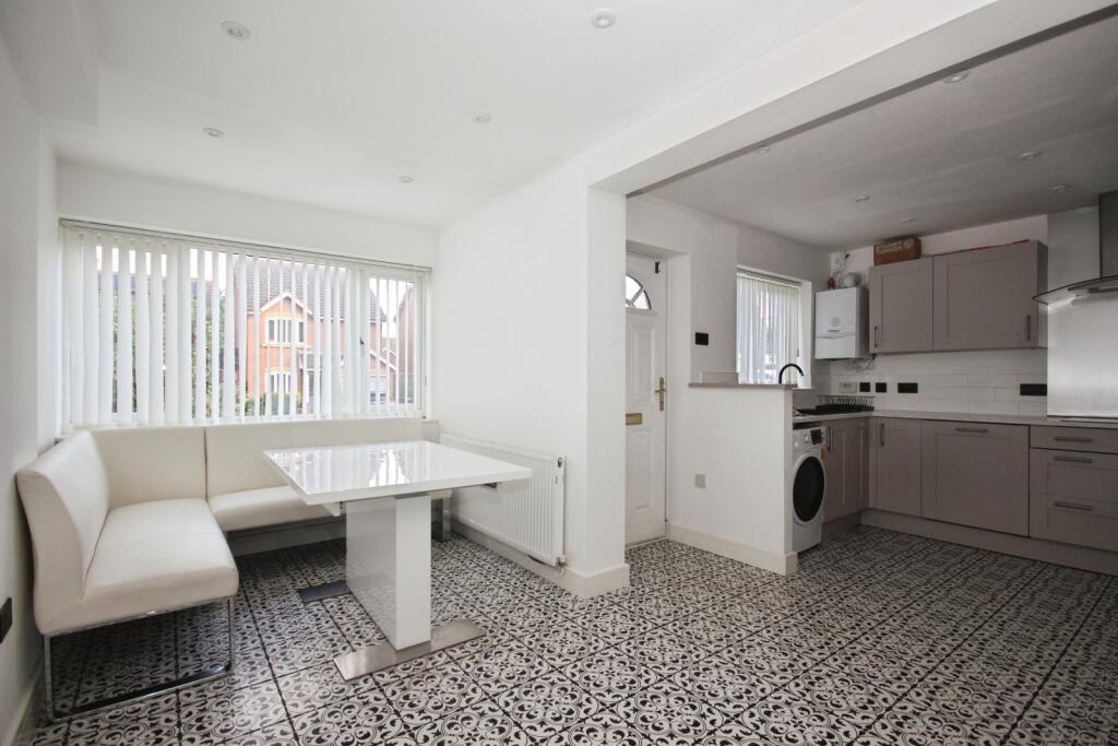 Wych Elm Drive, Leamington Spa, Warwickshire, CV31 photo 4