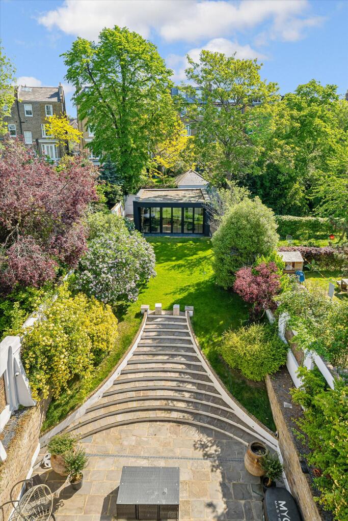 House in London - View 2