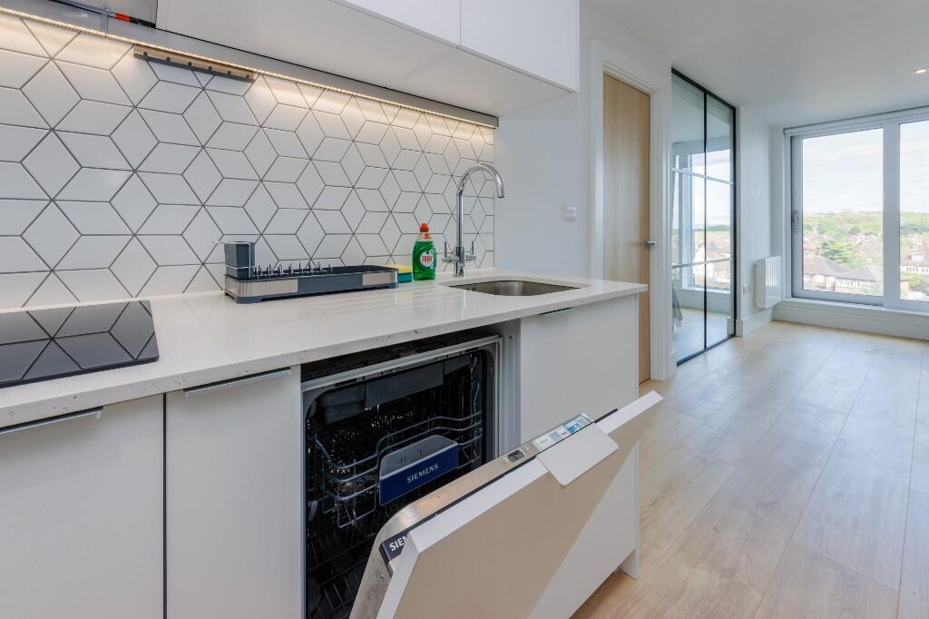 Apartment in London, Royal Borough of Kingston upon Thames - More
