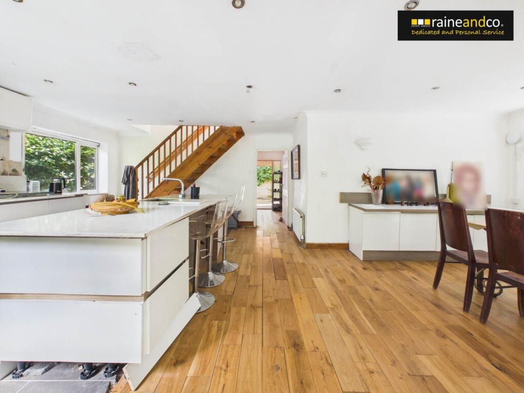 House in Hertsmere, Hertfordshire - More