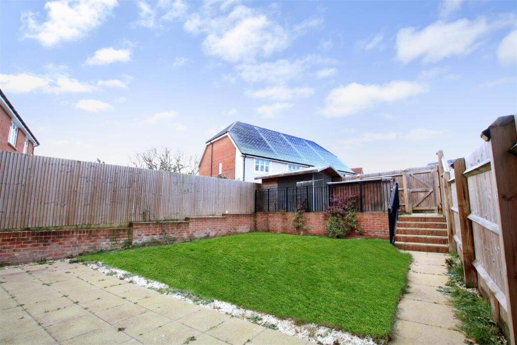 Consort Drive, Leatherhead/cobham, KT22 photo 2